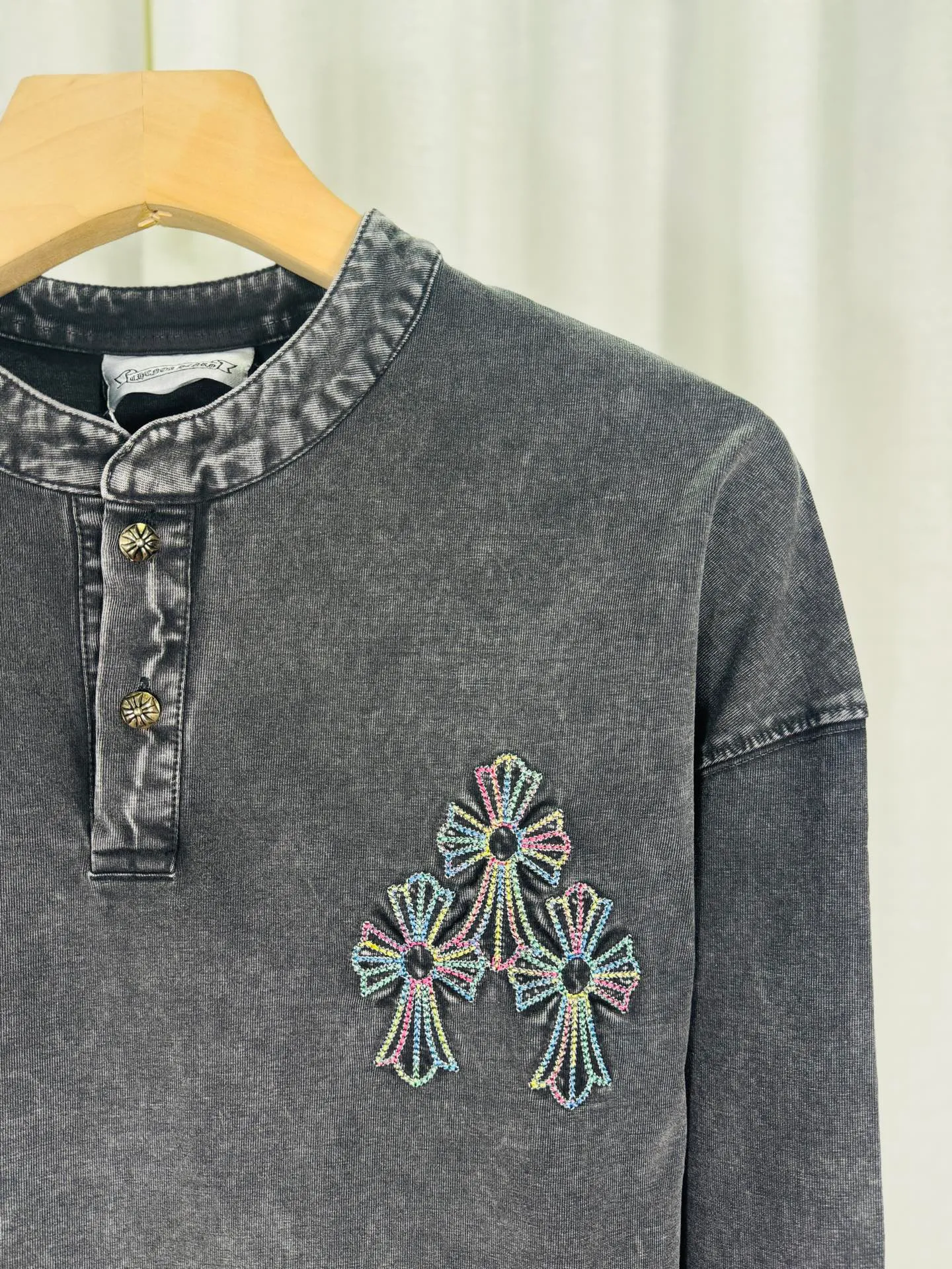 P260 ch high version Chrome Hearts 2025 new autumn and winter cross patch washed spray-painted long-sleeved T-shirt, fabric: 26 double yarns, 320 grams weight, Angra red thread weaving, heavy wash water➕fried color + spray-paint Printing process: colorful embroidery, secondary color spray-paint process Color: gray, red Size: S M L XL Style number: 5178